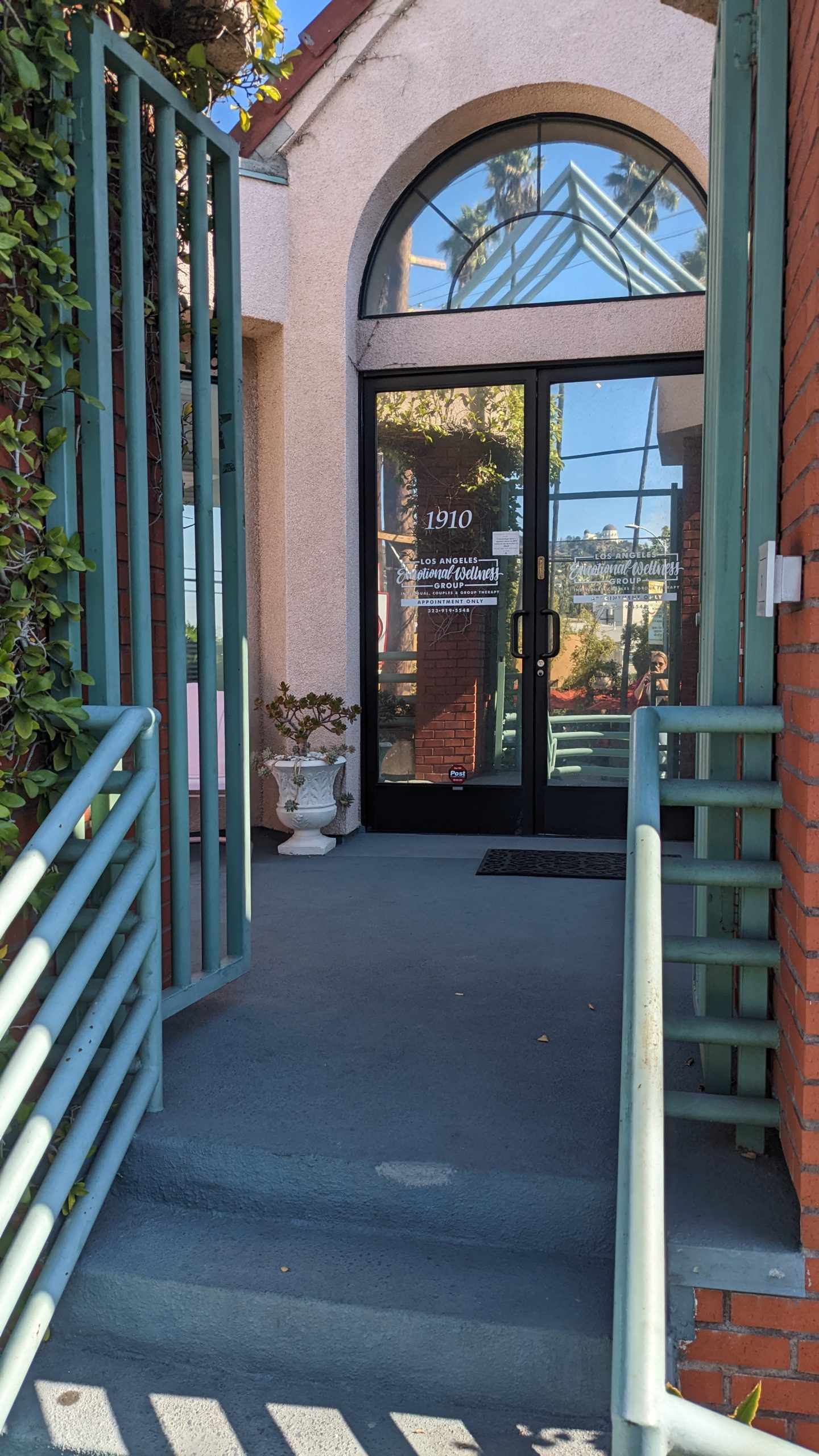Therapy in Los Feliz. Therapy for Anxiety.Therapy for depression. Entrance